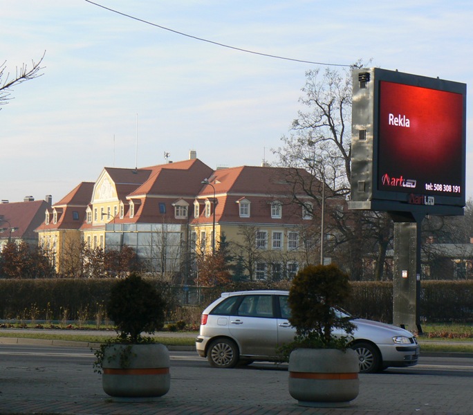 Witacz na tle Urzędu.JPG