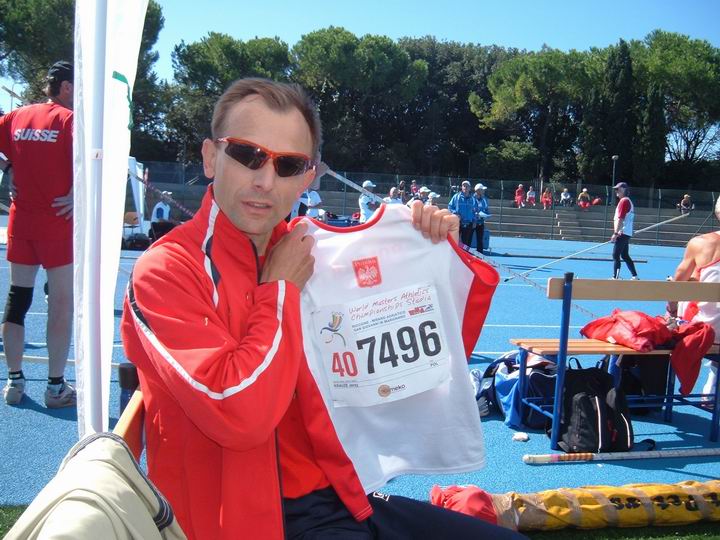 Jerry z koszulką Polska przed biegiem na 110m ppł.jpg